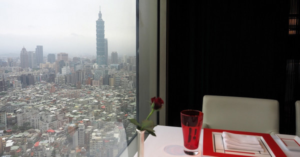 疫情下去高級餐廳用膳，桌距夠寬、食物美味、風景又佳