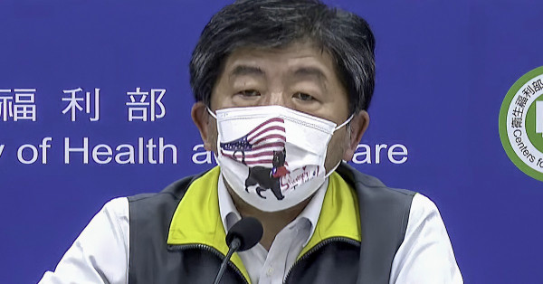 拍美國馬屁太過火，「戰貓口罩」自貶身價