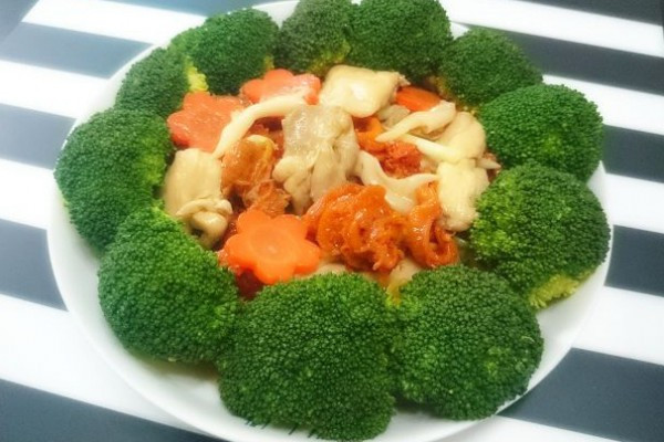 碧綠珊瑚蚌肉炒雞球 