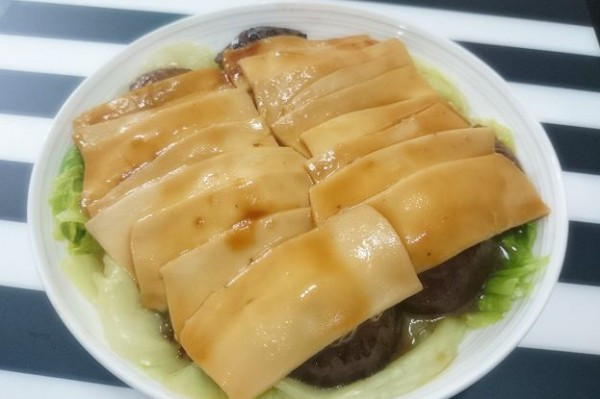 蠔汁生菜冬菇伴齋鮑片