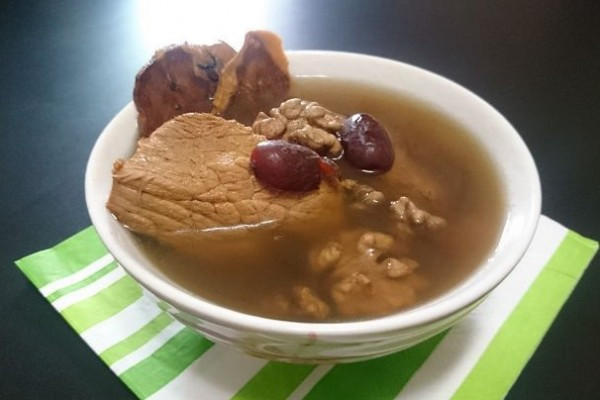 五指毛桃核桃紅棗瘦肉湯 