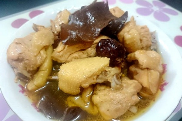 產後進補：雞酒 