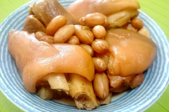 產後進補：花生燜豬手
