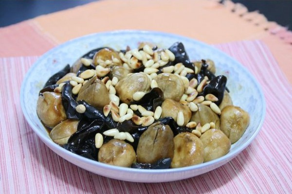 松子仁雲耳炒草菇