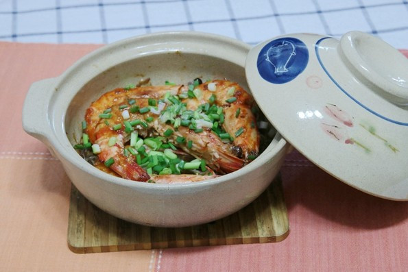 特色煲仔菜：豉油皇大蝦粉絲煲