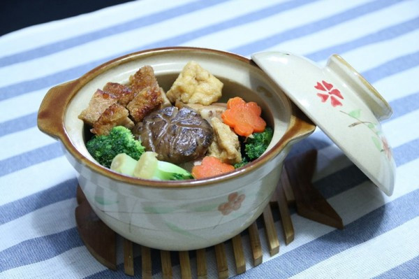 特色煲仔菜: 冬菇火腩什菜煲