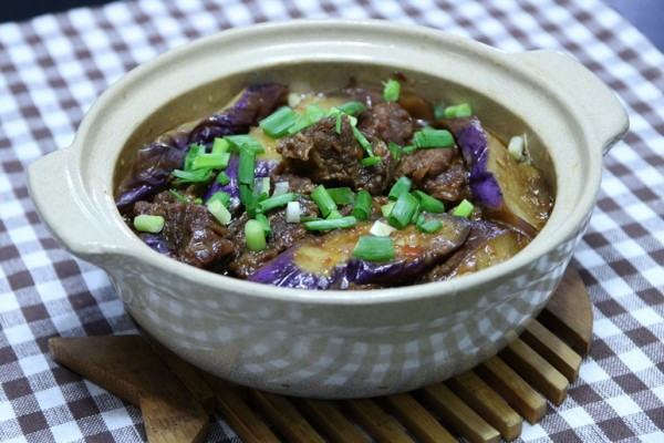 特色煲仔菜: 茄子牛腩煲