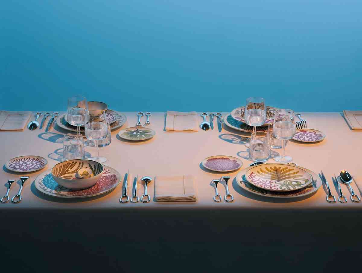 Hermès全新餐瓷系列「Natures Marines」:為餐桌注入深海的靜謐與詩意 Hermès全新餐瓷系列「Natures Marines」:為餐桌注入深海的靜謐與詩意