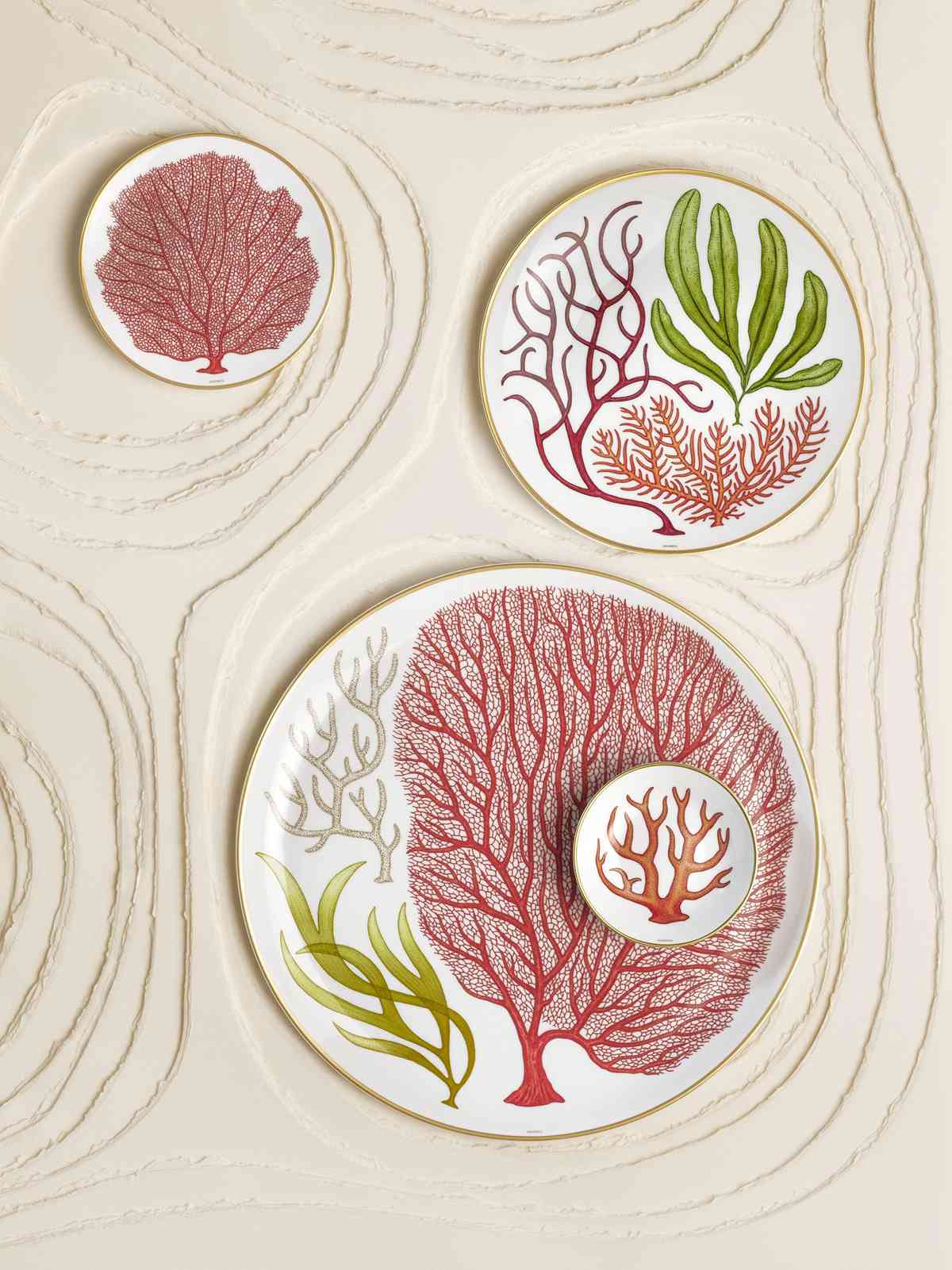 Hermès全新餐瓷系列「Natures Marines」:為餐桌注入深海的靜謐與詩意 Hermès全新餐瓷系列「Natures Marines」:為餐桌注入深海的靜謐與詩意