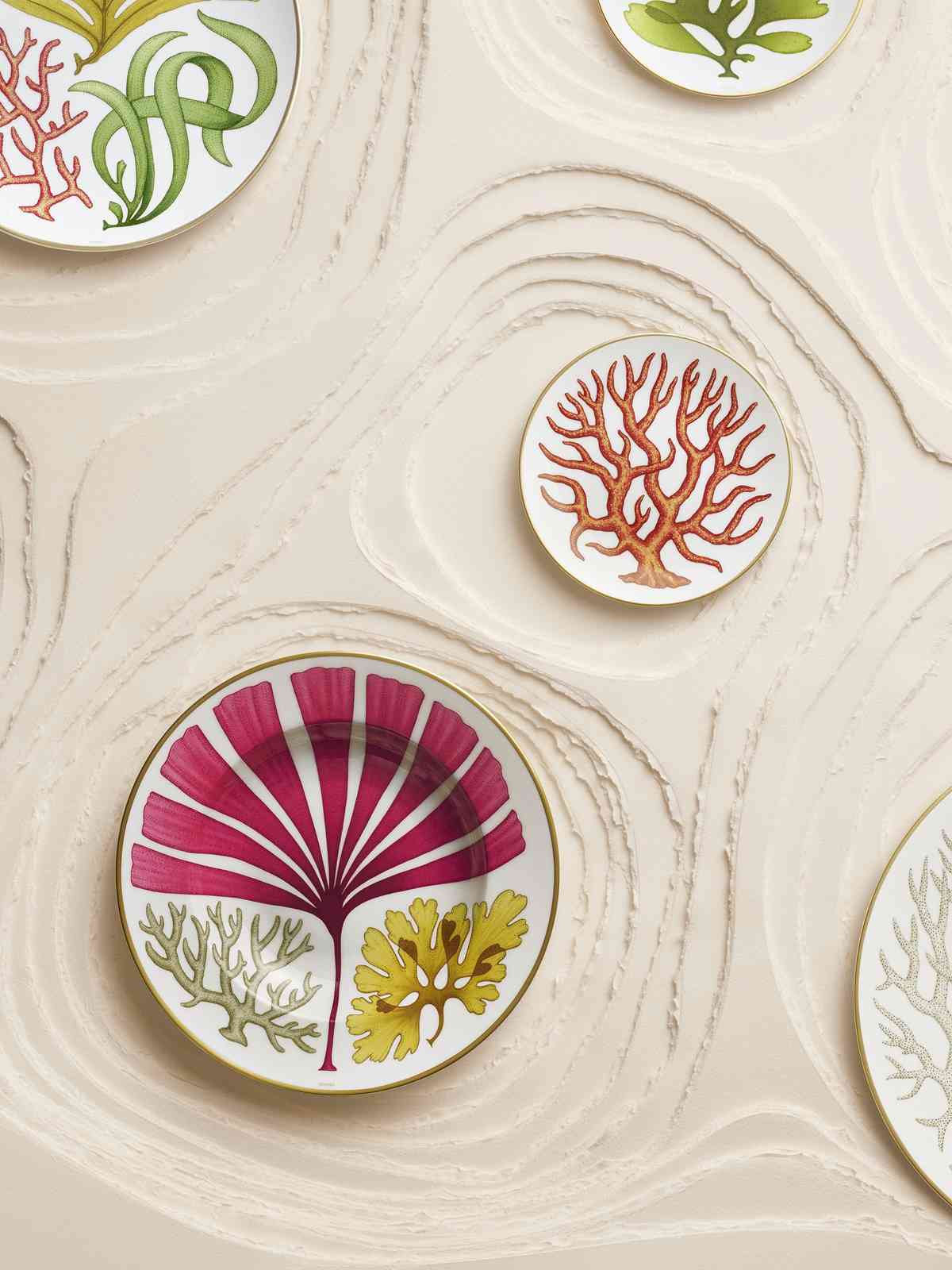 Hermès全新餐瓷系列「Natures Marines」:為餐桌注入深海的靜謐與詩意 Hermès全新餐瓷系列「Natures Marines」:為餐桌注入深海的靜謐與詩意