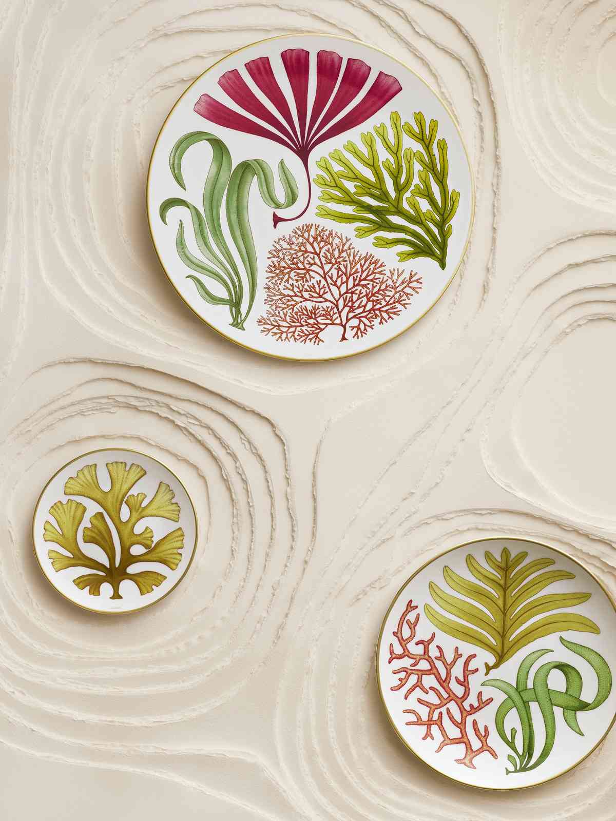 Hermès全新餐瓷系列「Natures Marines」:為餐桌注入深海的靜謐與詩意 Hermès全新餐瓷系列「Natures Marines」:為餐桌注入深海的靜謐與詩意