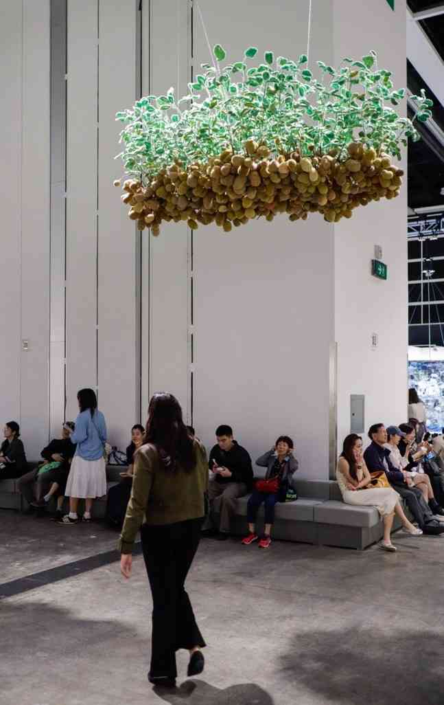 Art Basel 2026精選:ZORO 10數碼與人類的連結、江記現場砸碎作品直擊價格與價值的矛盾 Art Basel 2026精選:ZORO 10數碼與人類的連結、江記現場砸碎作品直擊價格與價值的矛盾