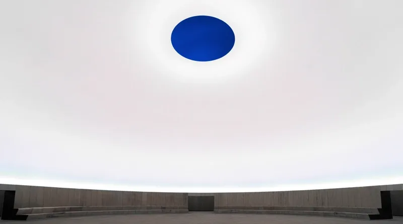 從巴黎的雲霧到丹麥的光影：中谷芙二子的《Cloud #07156》與 James Turrell 的《As Seen Below &ndash; The Dome》