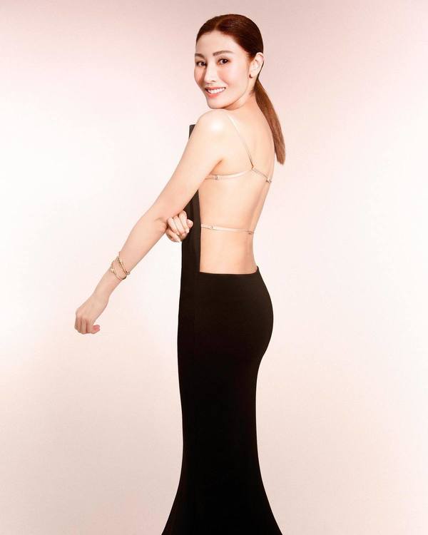 明星保養｜56歲「最美港姐」李嘉欣PO健身相　曬驕人背肌極吸睛　靠5招凍齡保「逆天顏值」