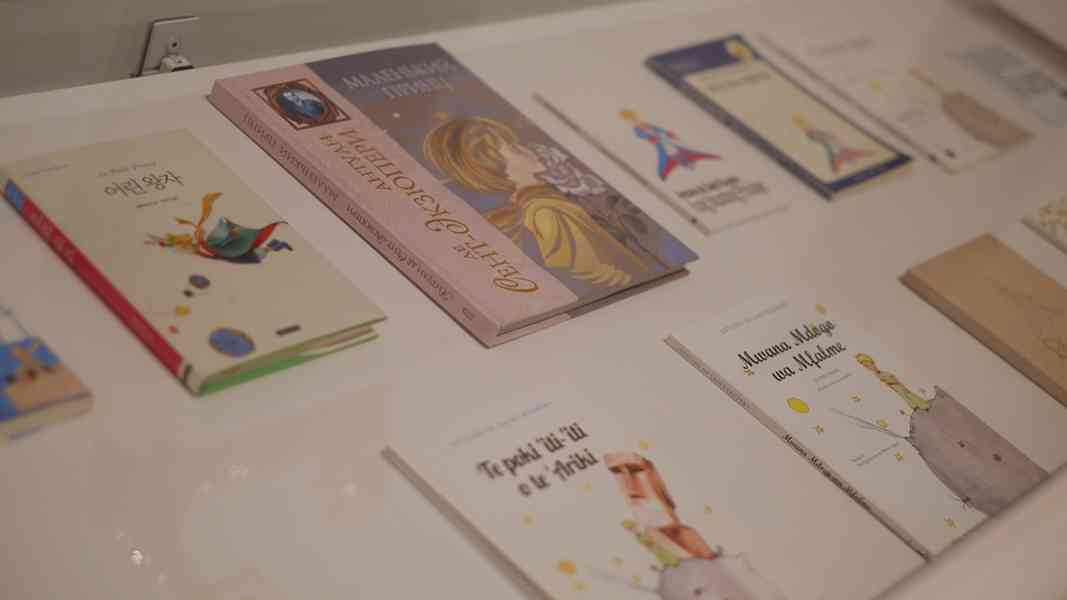 「小王子與飛行員」特展：從珍稀原稿見證二戰中誕生的《小王子》，化作黑暗裡的一道光