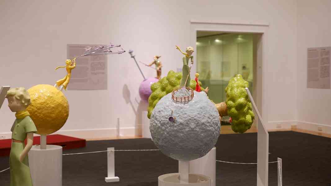 「小王子與飛行員」特展：從珍稀原稿見證二戰中誕生的《小王子》，化作黑暗裡的一道光