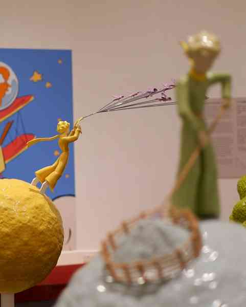 「小王子與飛行員」特展：從珍稀原稿見證二戰中誕生的《小王子》，化作黑暗裡的一道光