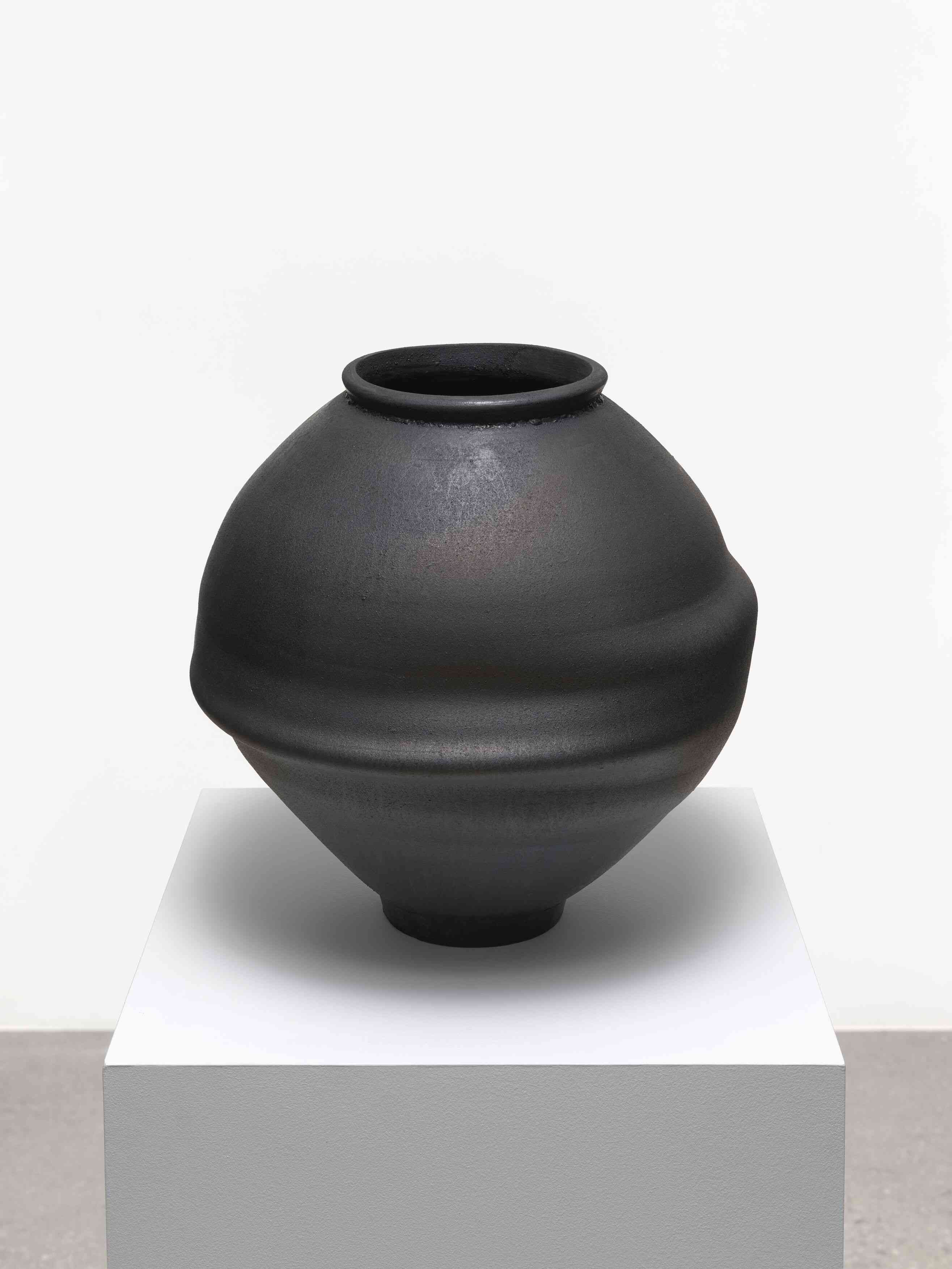 格蘭&middot;里根首爾個展「黑月」：在黑色器物中，凝視歷史的沉默
