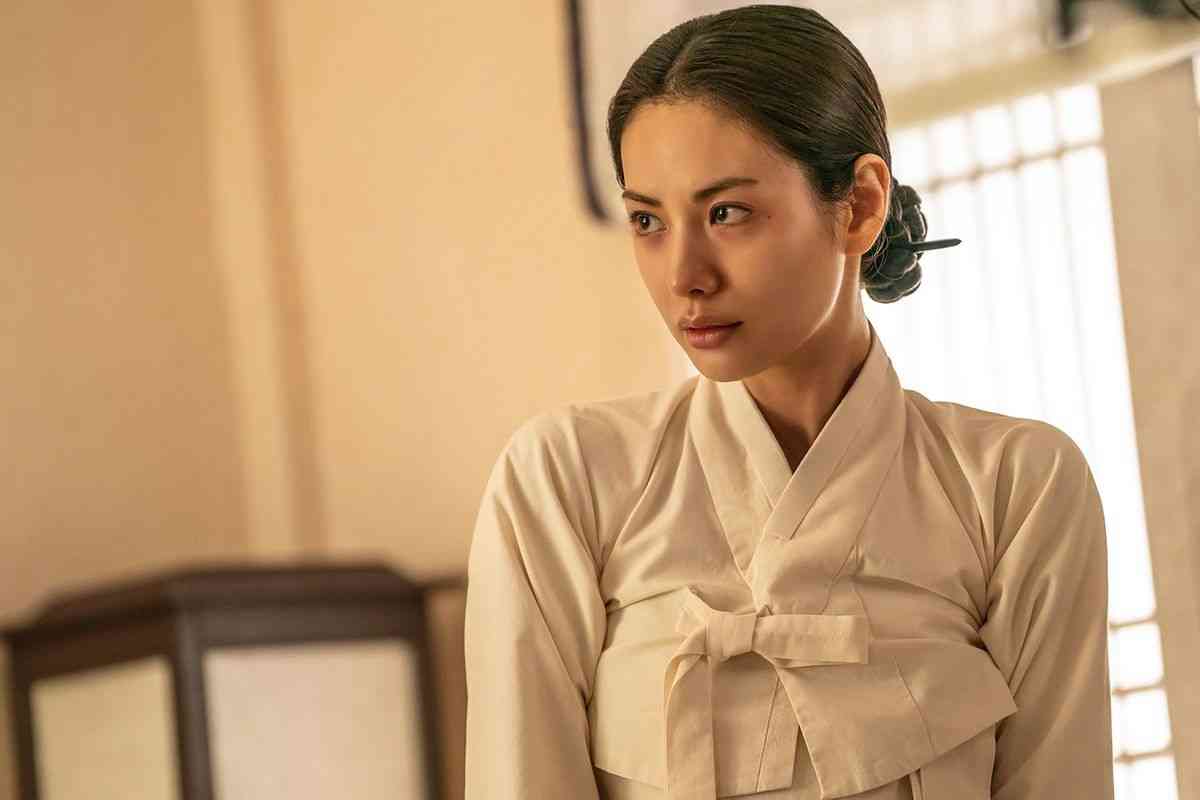 在禮教與血肉的裂縫裡:Netflix《挑情醜聞》的權力、性別與寂寞美學 在禮教與血肉的裂縫裡:Netflix《挑情醜聞》的權力、性別與寂寞美學