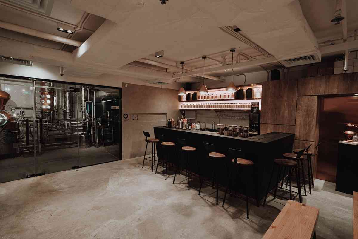 本地手工氈酒蒸餾酒廠「N.I.P 無名氏」x香港插畫家黑山 Kathy Lam：貓茶氈酒《鴛鴦》