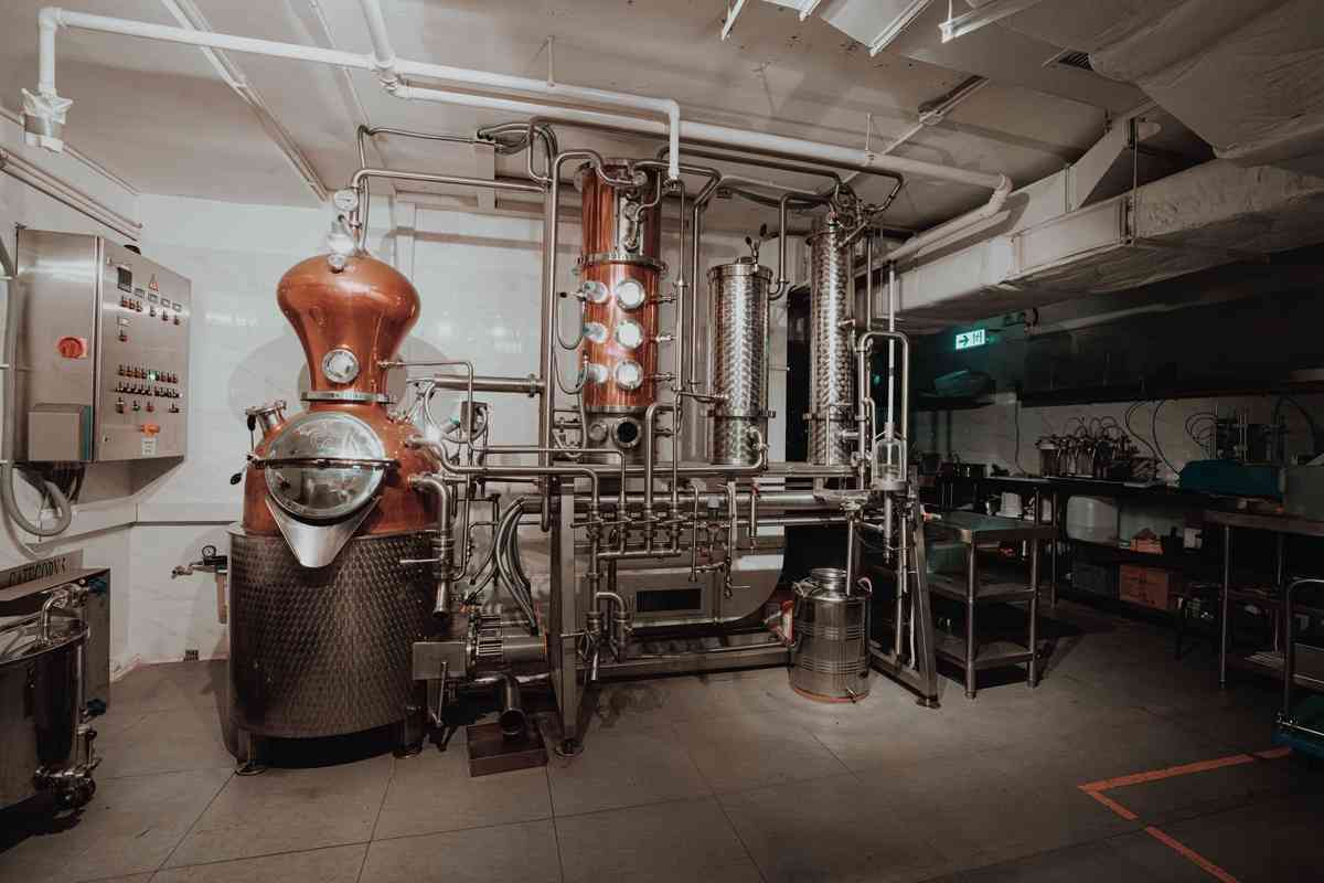 本地手工氈酒蒸餾酒廠「N.I.P 無名氏」x香港插畫家黑山 Kathy Lam：貓茶氈酒《鴛鴦》