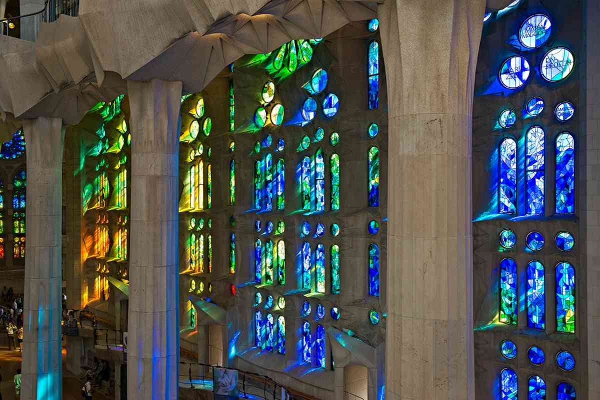 高第的聖家堂：跨越百年的設計長跑，光與色彩的交響曲終將奏響
