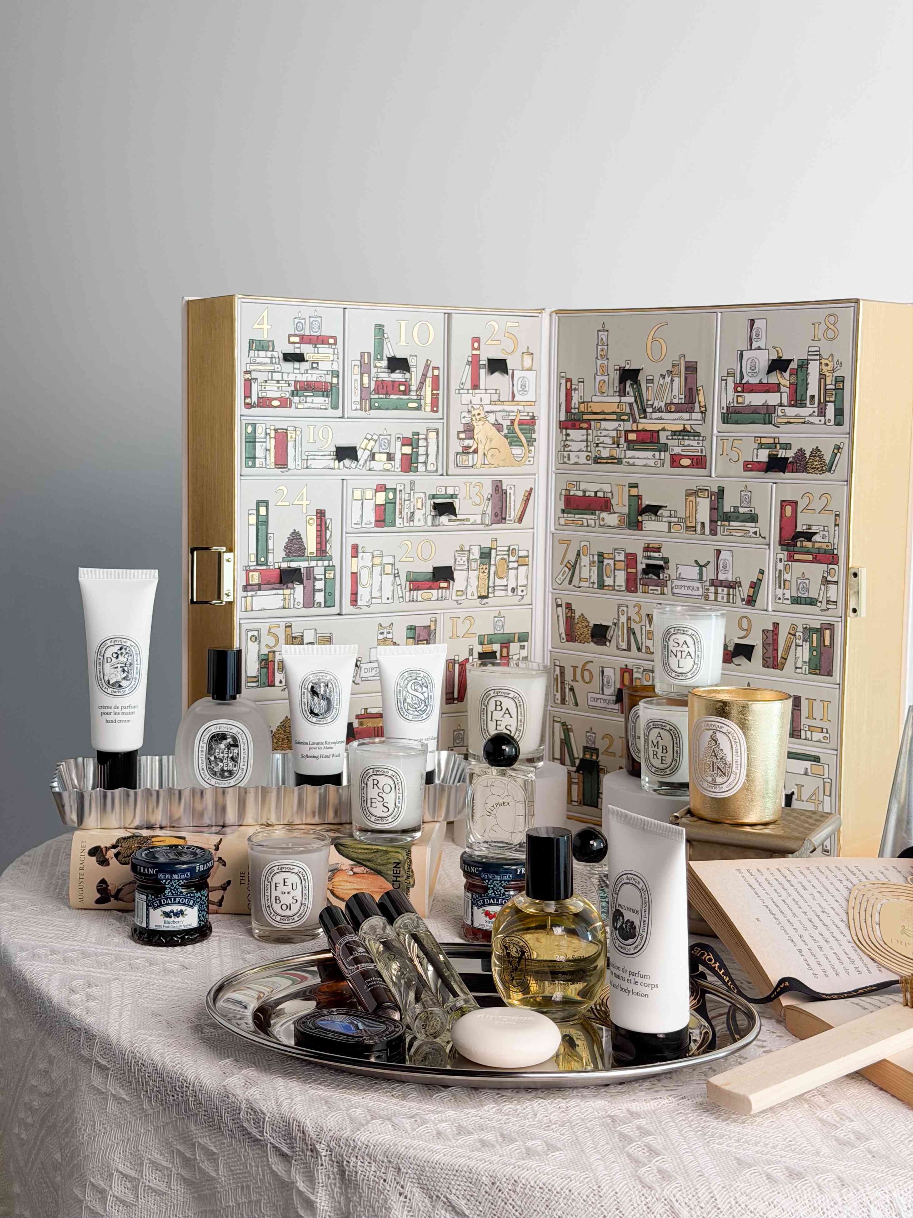 開箱 Diptyque 聖誕倒數月曆:走進貓咪童話世界!冬日限定冷杉蠟燭、香氛護手霜,經典髮香噴霧! 開箱 Diptyque 聖誕倒數月曆:走進貓咪童話世界!冬日限定冷杉蠟燭、香氛護手霜,經典髮香噴霧!