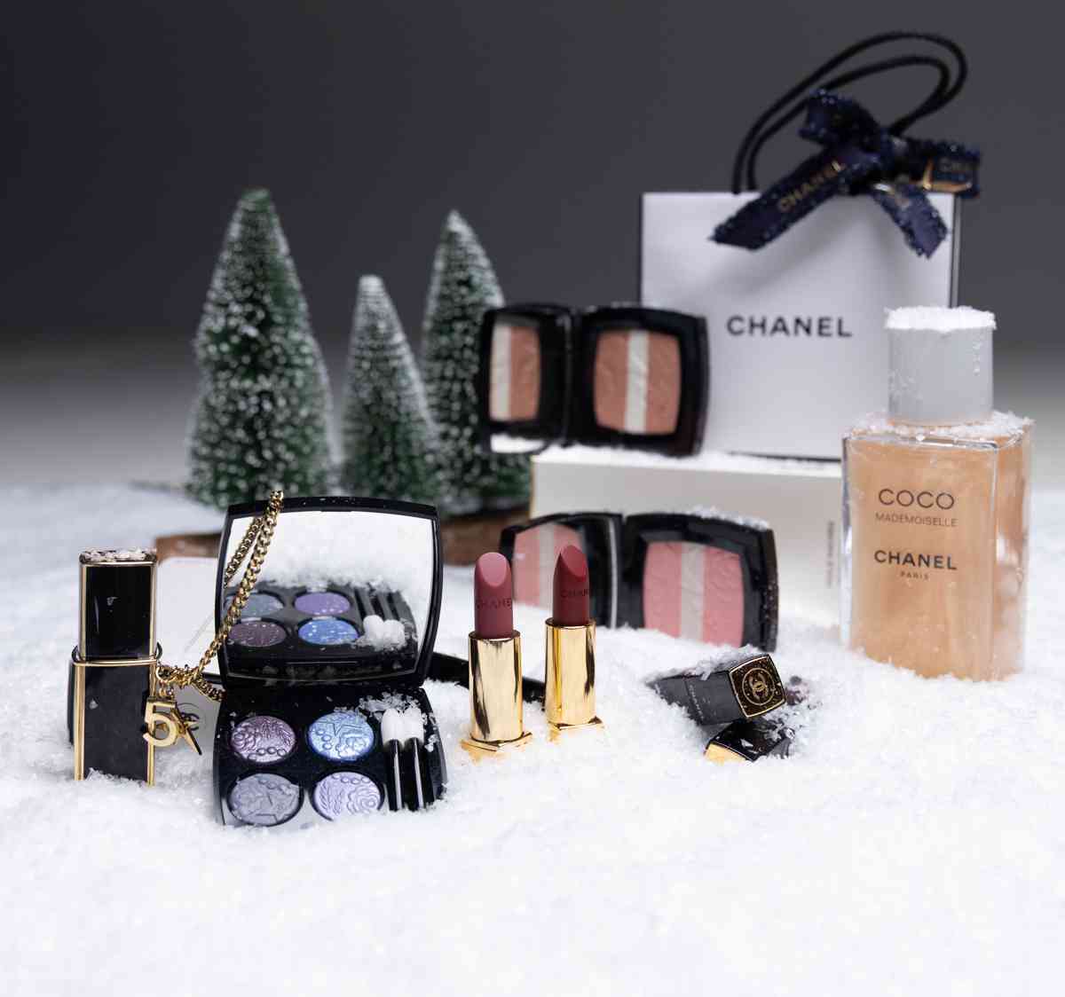 CHANEL 2025 節日美妝系列開箱:限定藍灰色眼影盤、人氣唇彩新色、奢華身體油,星空下的美妝盛宴! CHANEL 2025 節日美妝系列開箱:限定藍灰色眼影盤、人氣唇彩新色、奢華身體油,星空下的美妝盛宴!