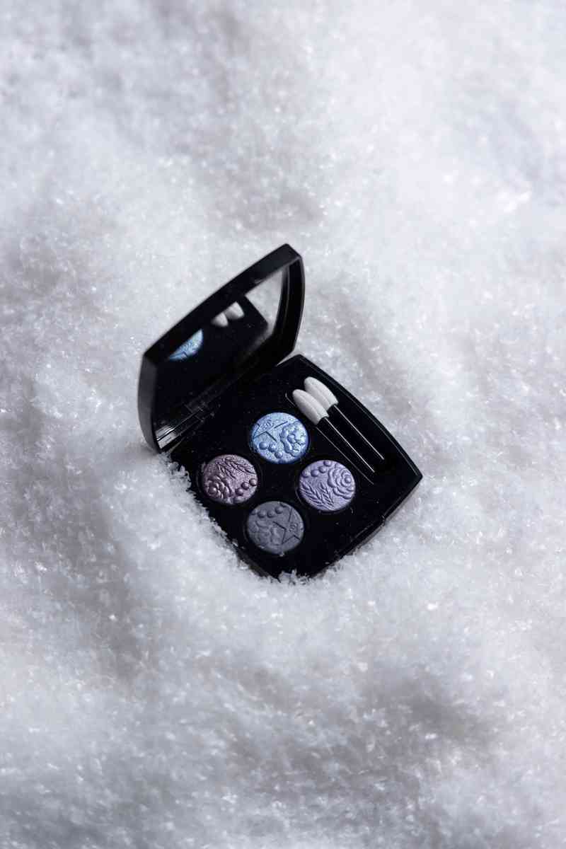 CHANEL 2025 節日美妝系列開箱:限定藍灰色眼影盤、人氣唇彩新色、奢華身體油,星空下的美妝盛宴! CHANEL 2025 節日美妝系列開箱:限定藍灰色眼影盤、人氣唇彩新色、奢華身體油,星空下的美妝盛宴!