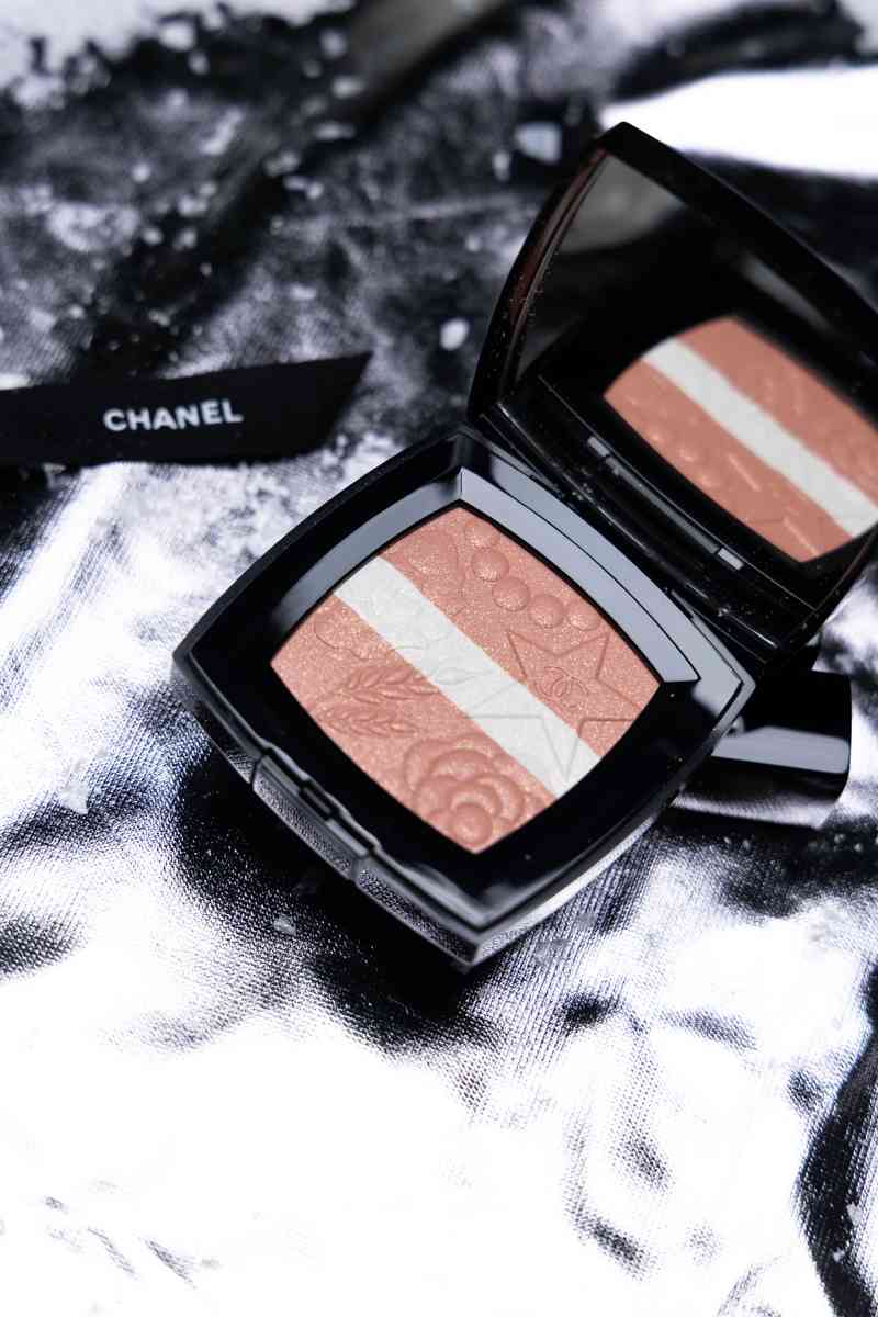 CHANEL 2025 節日美妝系列開箱:限定藍灰色眼影盤、人氣唇彩新色、奢華身體油,星空下的美妝盛宴! CHANEL 2025 節日美妝系列開箱:限定藍灰色眼影盤、人氣唇彩新色、奢華身體油,星空下的美妝盛宴!