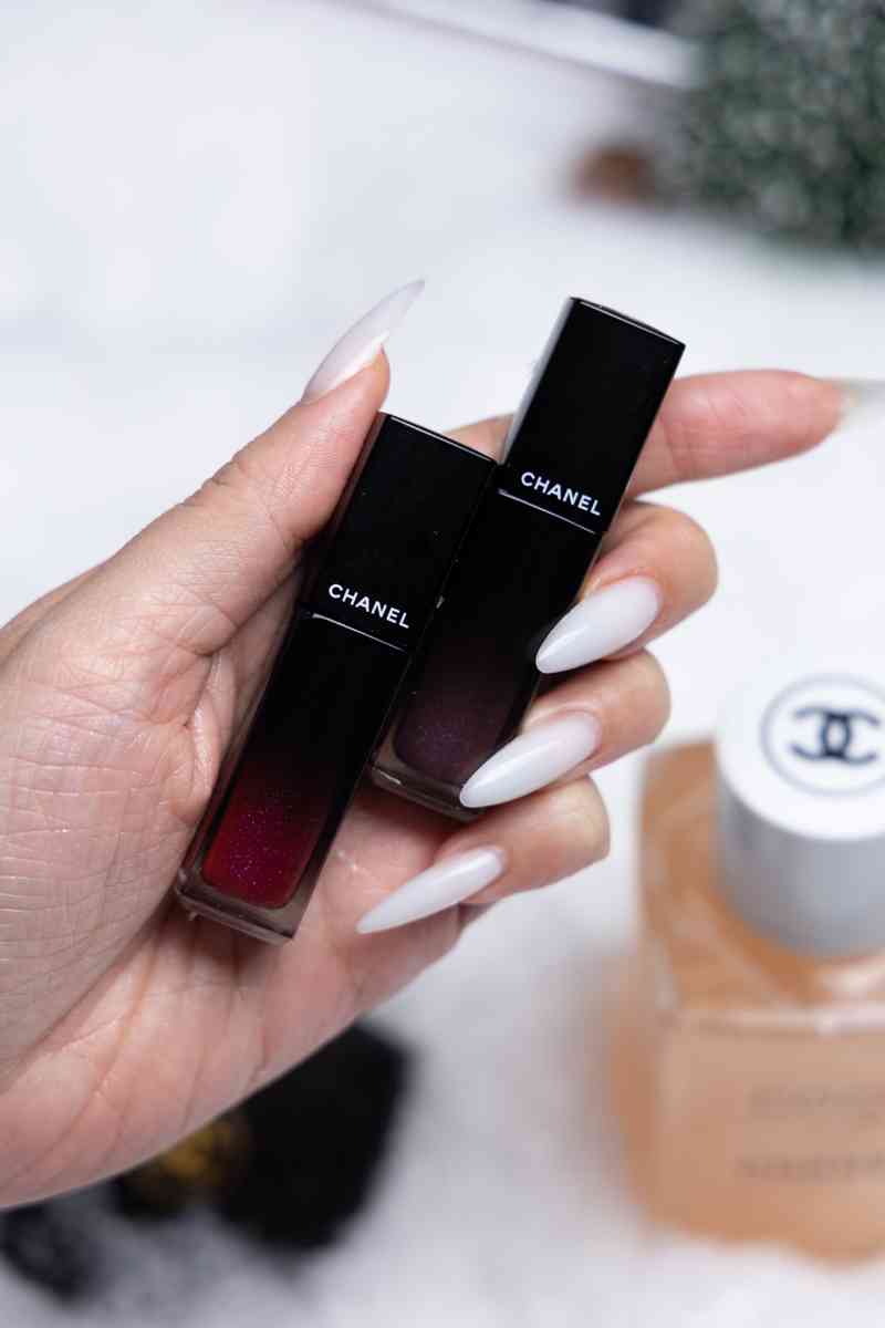 CHANEL 2025 節日美妝系列開箱:限定藍灰色眼影盤、人氣唇彩新色、奢華身體油,星空下的美妝盛宴! CHANEL 2025 節日美妝系列開箱:限定藍灰色眼影盤、人氣唇彩新色、奢華身體油,星空下的美妝盛宴!