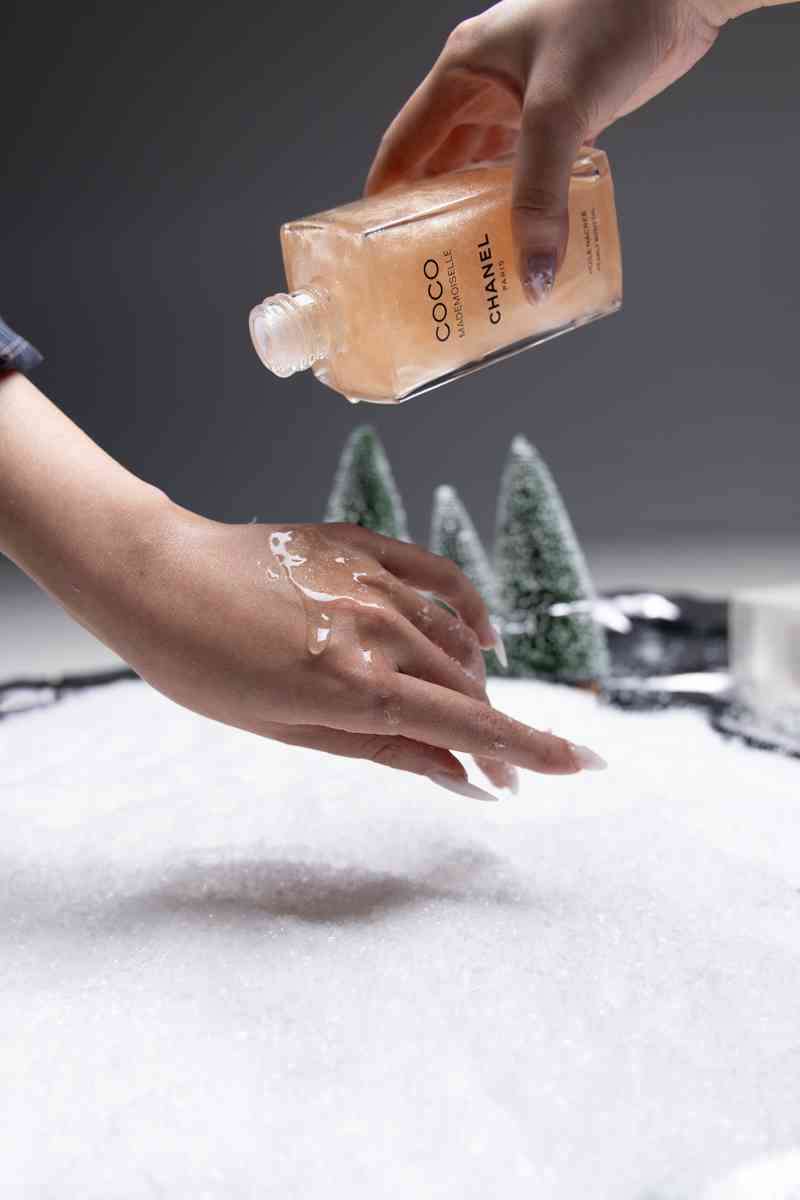 CHANEL 2025 節日美妝系列開箱:限定藍灰色眼影盤、人氣唇彩新色、奢華身體油,星空下的美妝盛宴! CHANEL 2025 節日美妝系列開箱:限定藍灰色眼影盤、人氣唇彩新色、奢華身體油,星空下的美妝盛宴!