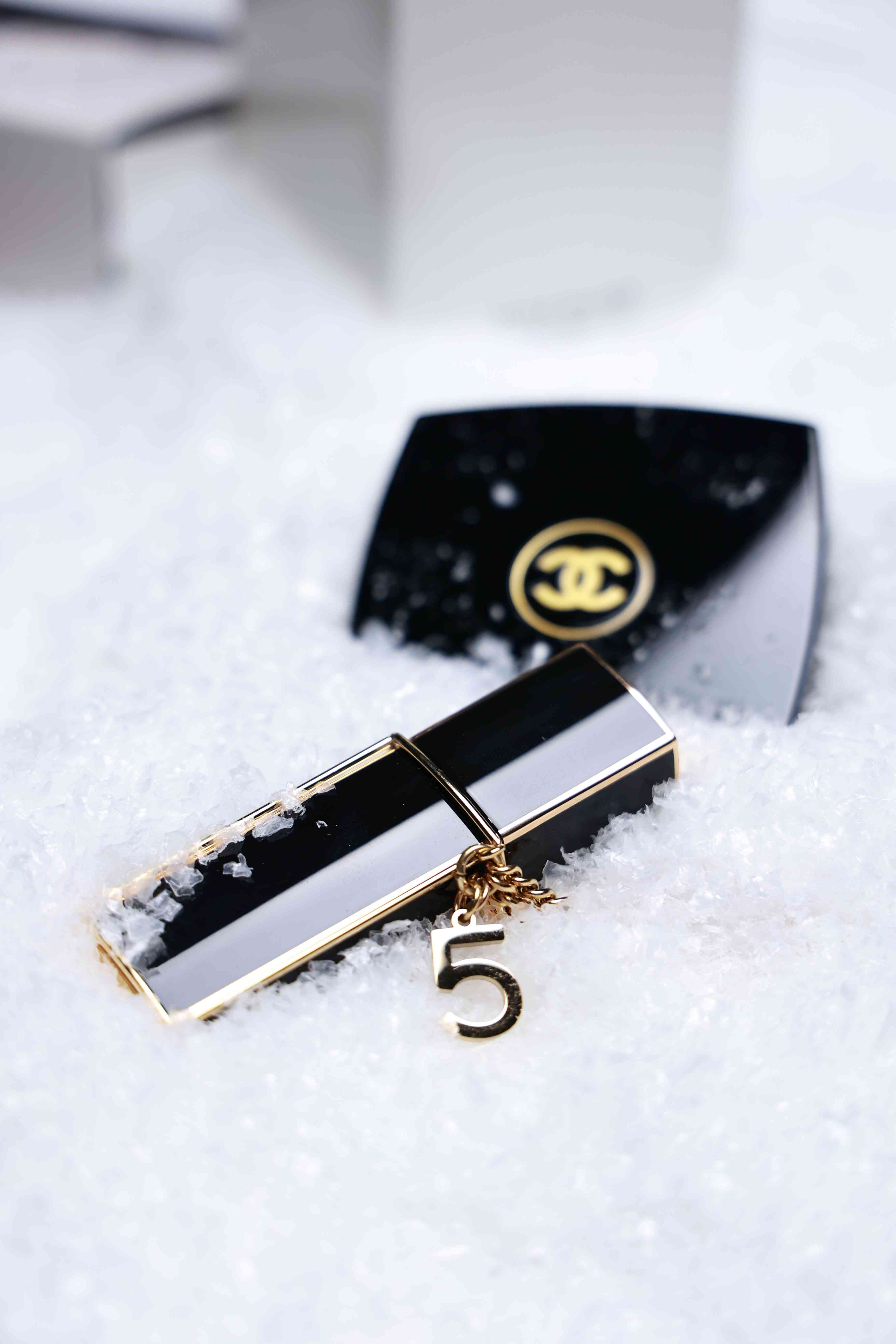 CHANEL 2025 節日美妝系列開箱:限定藍灰色眼影盤、人氣唇彩新色、奢華身體油,星空下的美妝盛宴! CHANEL 2025 節日美妝系列開箱:限定藍灰色眼影盤、人氣唇彩新色、奢華身體油,星空下的美妝盛宴!