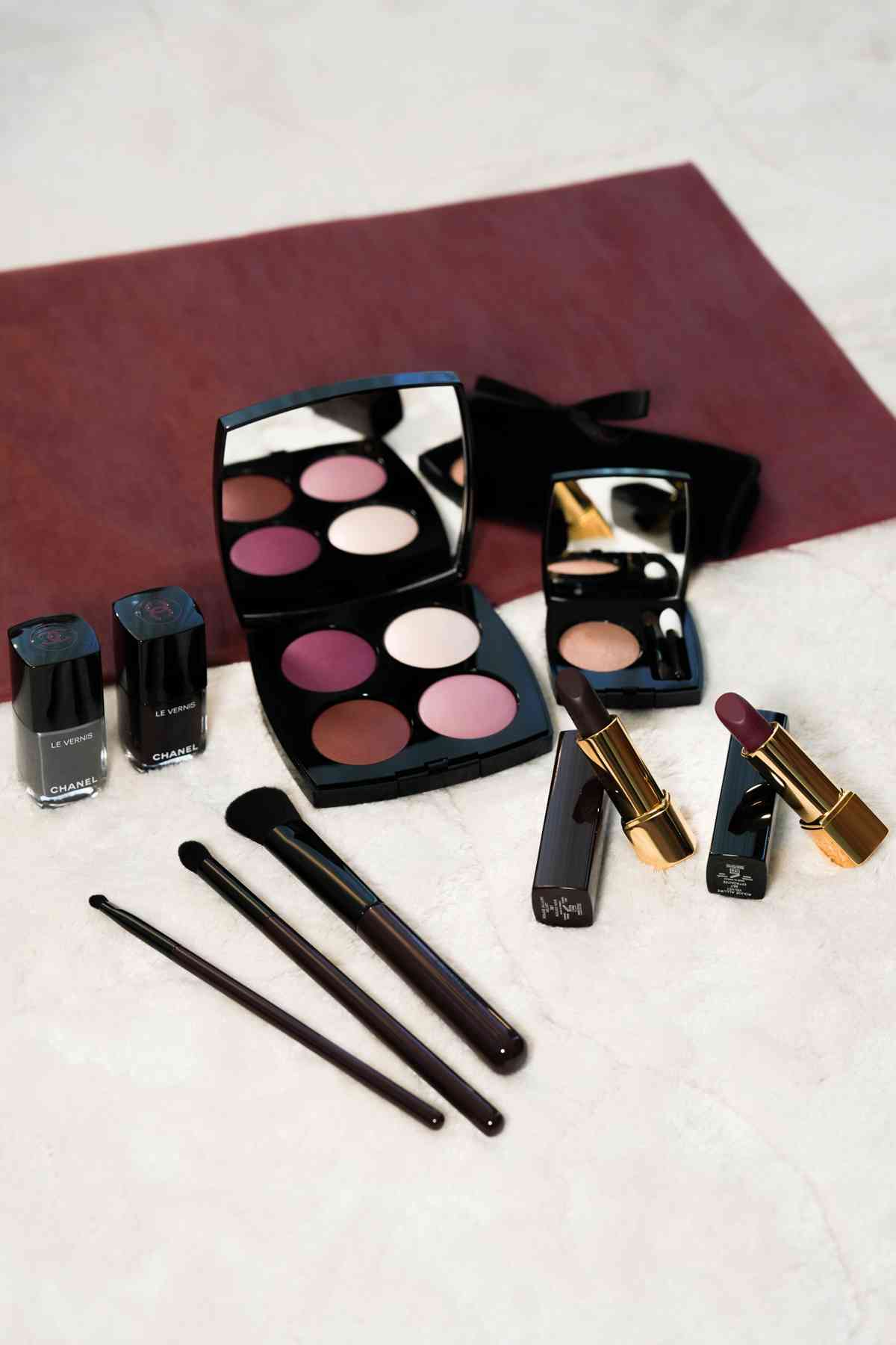 開箱CHANEL Rouge Noir系列！限量四色眼影胭脂盒、玫瑰棕單色眼影、多用途光影棒，值得入手嗎？