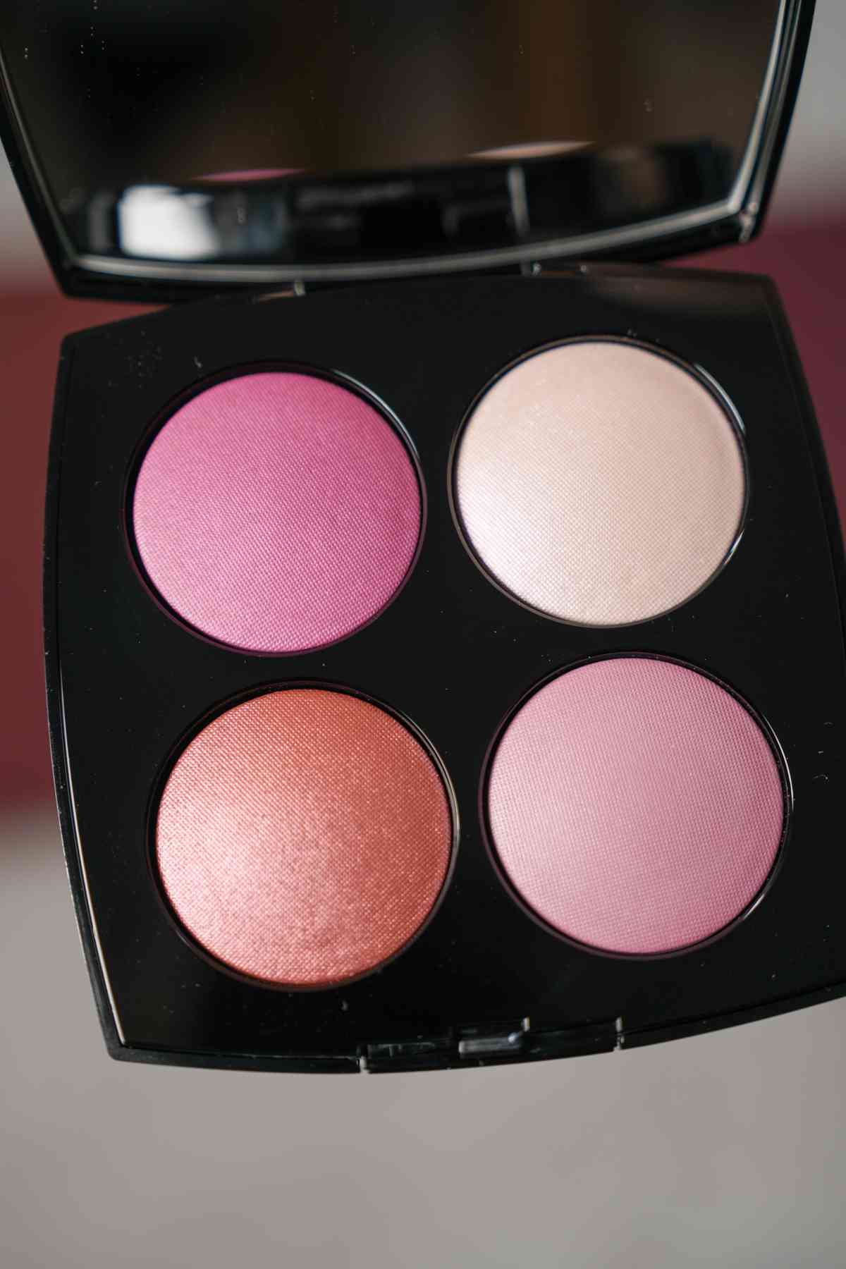 開箱CHANEL Rouge Noir系列！限量四色眼影胭脂盒、玫瑰棕單色眼影、多用途光影棒，值得入手嗎？