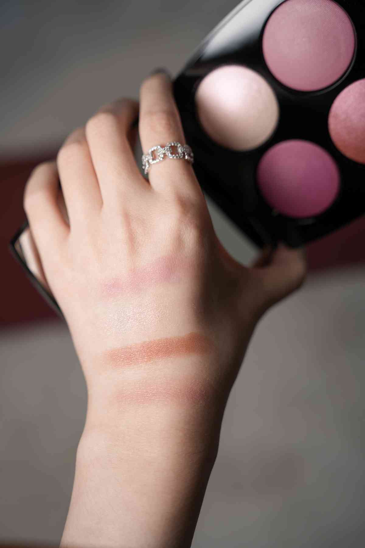 開箱CHANEL Rouge Noir系列！限量四色眼影胭脂盒、玫瑰棕單色眼影、多用途光影棒，值得入手嗎？