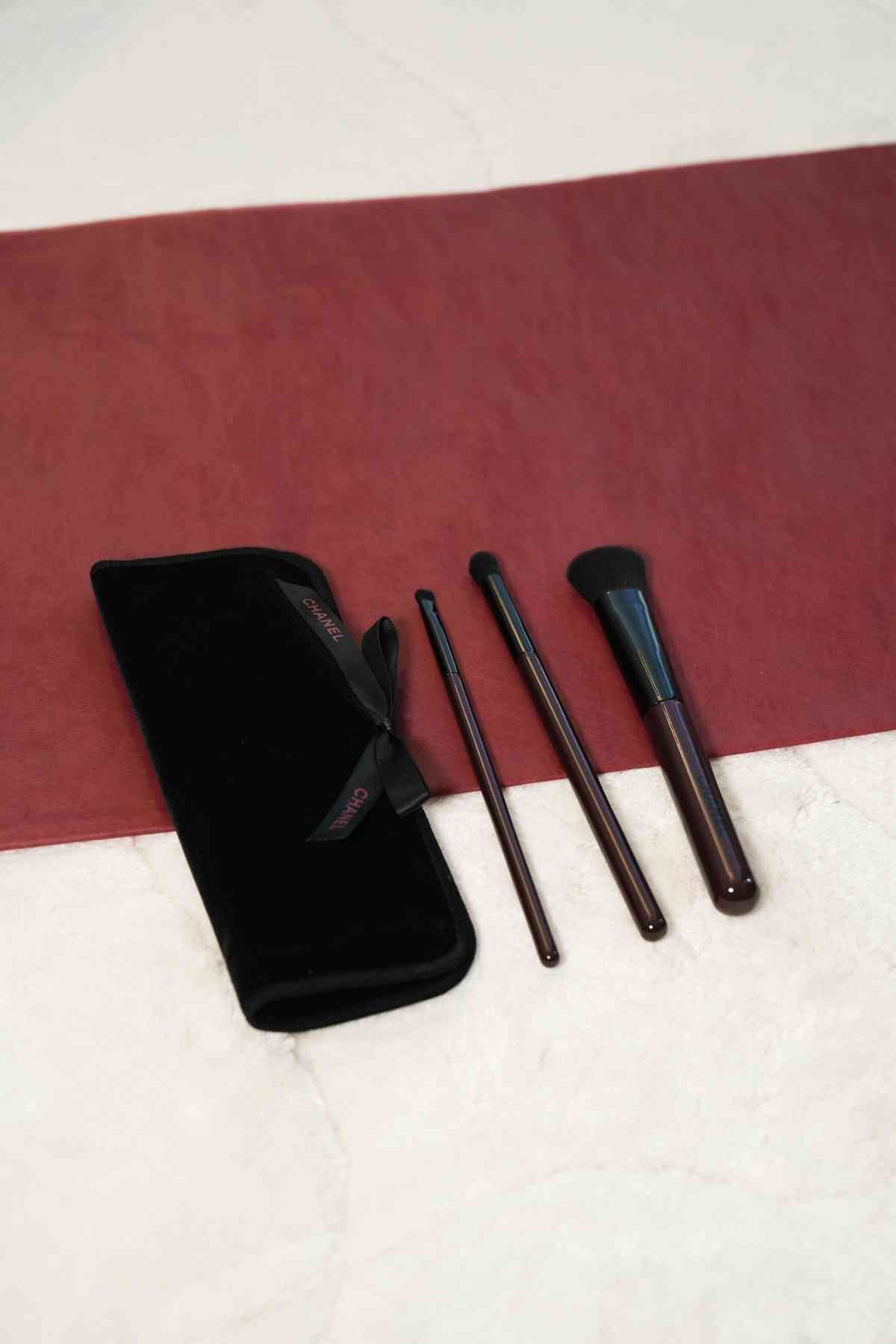 開箱CHANEL Rouge Noir系列！限量四色眼影胭脂盒、玫瑰棕單色眼影、多用途光影棒，值得入手嗎？