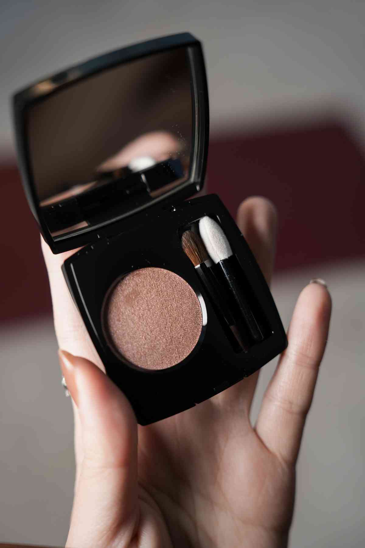 開箱CHANEL Rouge Noir系列！限量四色眼影胭脂盒、玫瑰棕單色眼影、多用途光影棒，值得入手嗎？