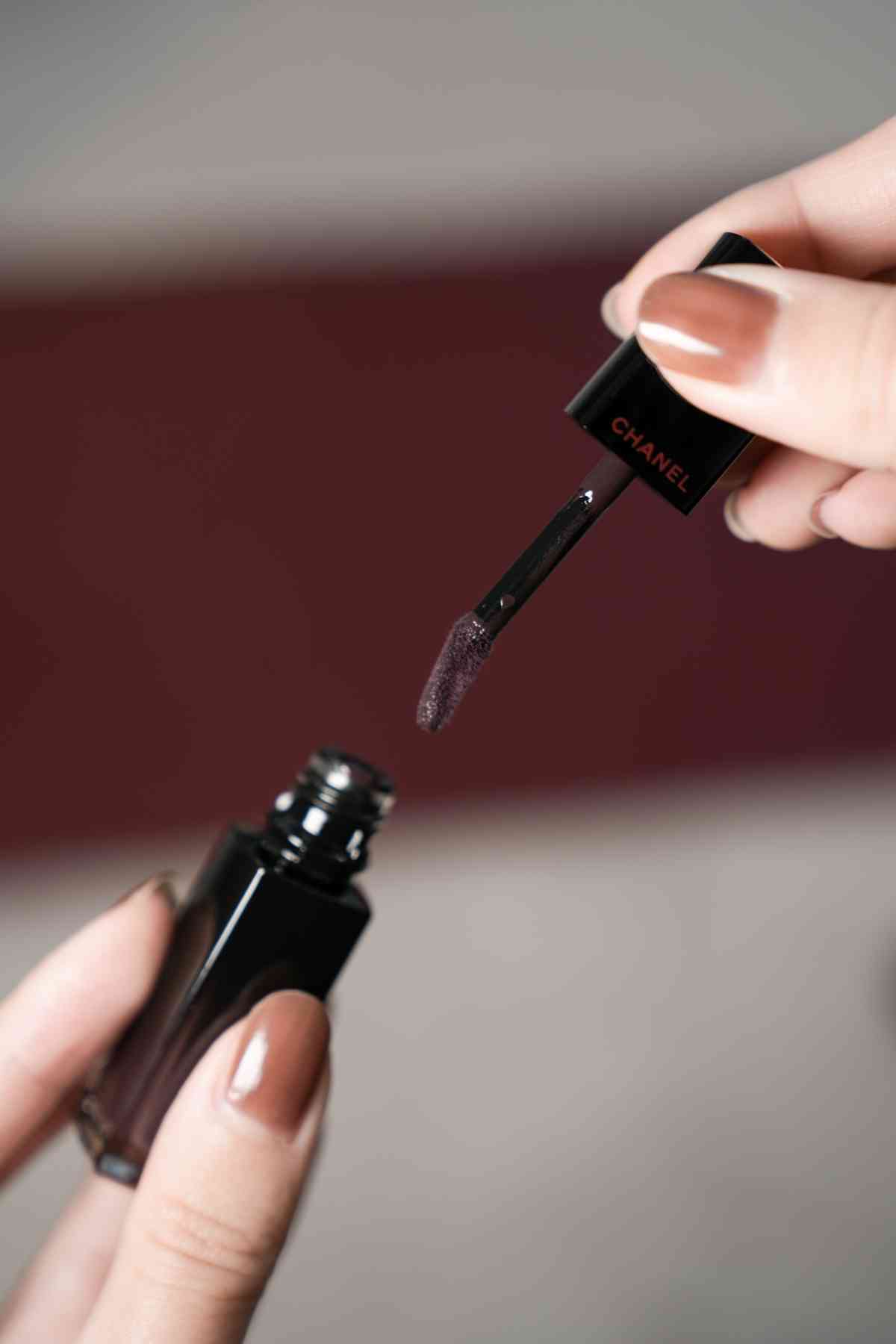 開箱CHANEL Rouge Noir系列！限量四色眼影胭脂盒、玫瑰棕單色眼影、多用途光影棒，值得入手嗎？