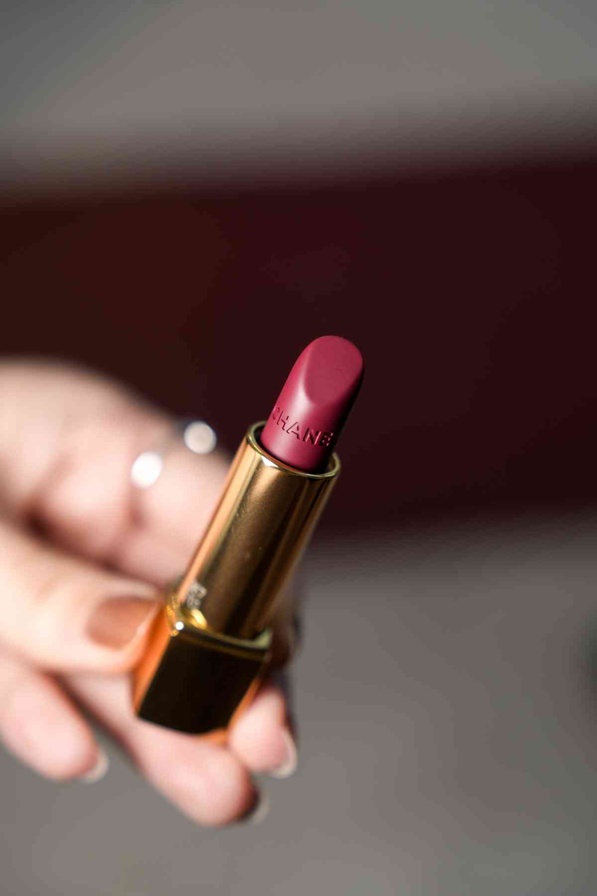 開箱CHANEL Rouge Noir系列！限量四色眼影胭脂盒、玫瑰棕單色眼影、多用途光影棒，值得入手嗎？