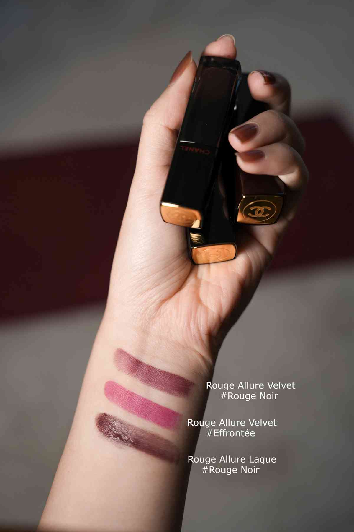 開箱CHANEL Rouge Noir系列！限量四色眼影胭脂盒、玫瑰棕單色眼影、多用途光影棒，值得入手嗎？