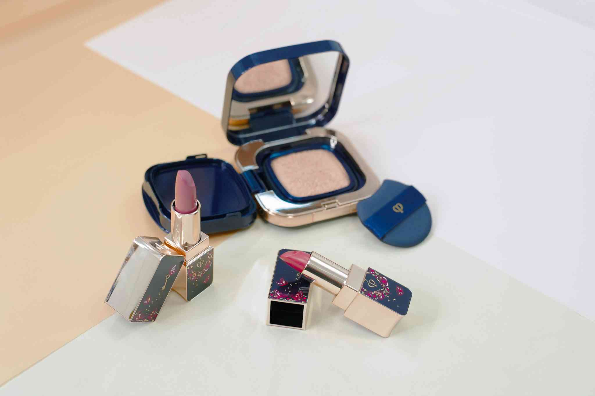 開箱 Clé de Peau Beauté 2026情人節限定美妝!奢華鑽光氣墊粉底、柔亮唇膏新色,加分的浪漫之選! 開箱 Clé de Peau Beauté 2026情人節限定美妝!奢華鑽光氣墊粉底、柔亮唇膏新色,加分的浪漫之選!