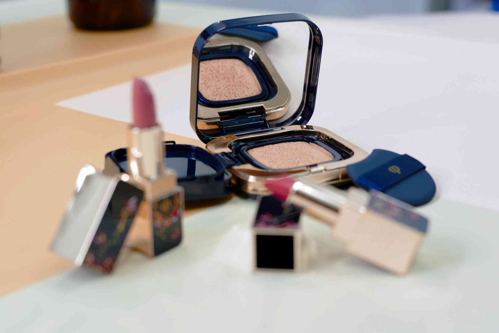 開箱 Clé de Peau Beauté 2026情人節限定美妝!奢華鑽光氣墊粉底、柔亮唇膏新色,加分的浪漫之選! 開箱 Clé de Peau Beauté 2026情人節限定美妝!奢華鑽光氣墊粉底、柔亮唇膏新色,加分的浪漫之選!