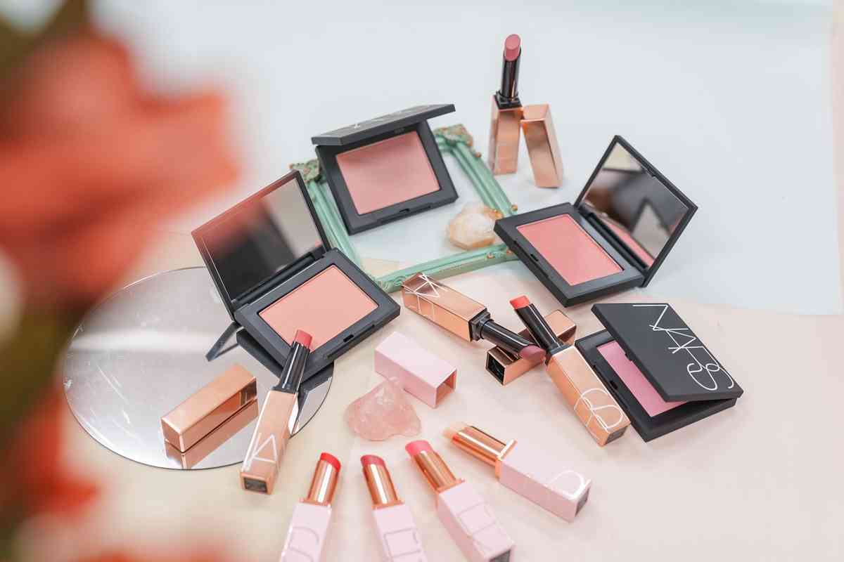 情人節必收！NARS Deeply Blooming 限量系列開箱：全新四色胭脂、悅光水凝唇膏，打造自然約會妝感！