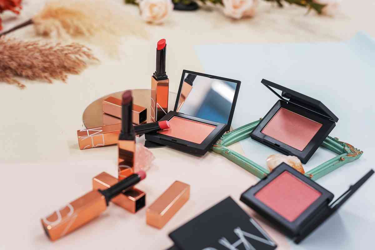 情人節必收！NARS Deeply Blooming 限量系列開箱：全新四色胭脂、悅光水凝唇膏，打造自然約會妝感！