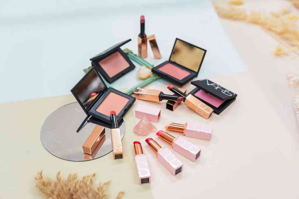 情人節必收！NARS Deeply Blooming 限量系列開箱：全新四色胭脂、悅光水凝唇膏，打造自然約會妝感！