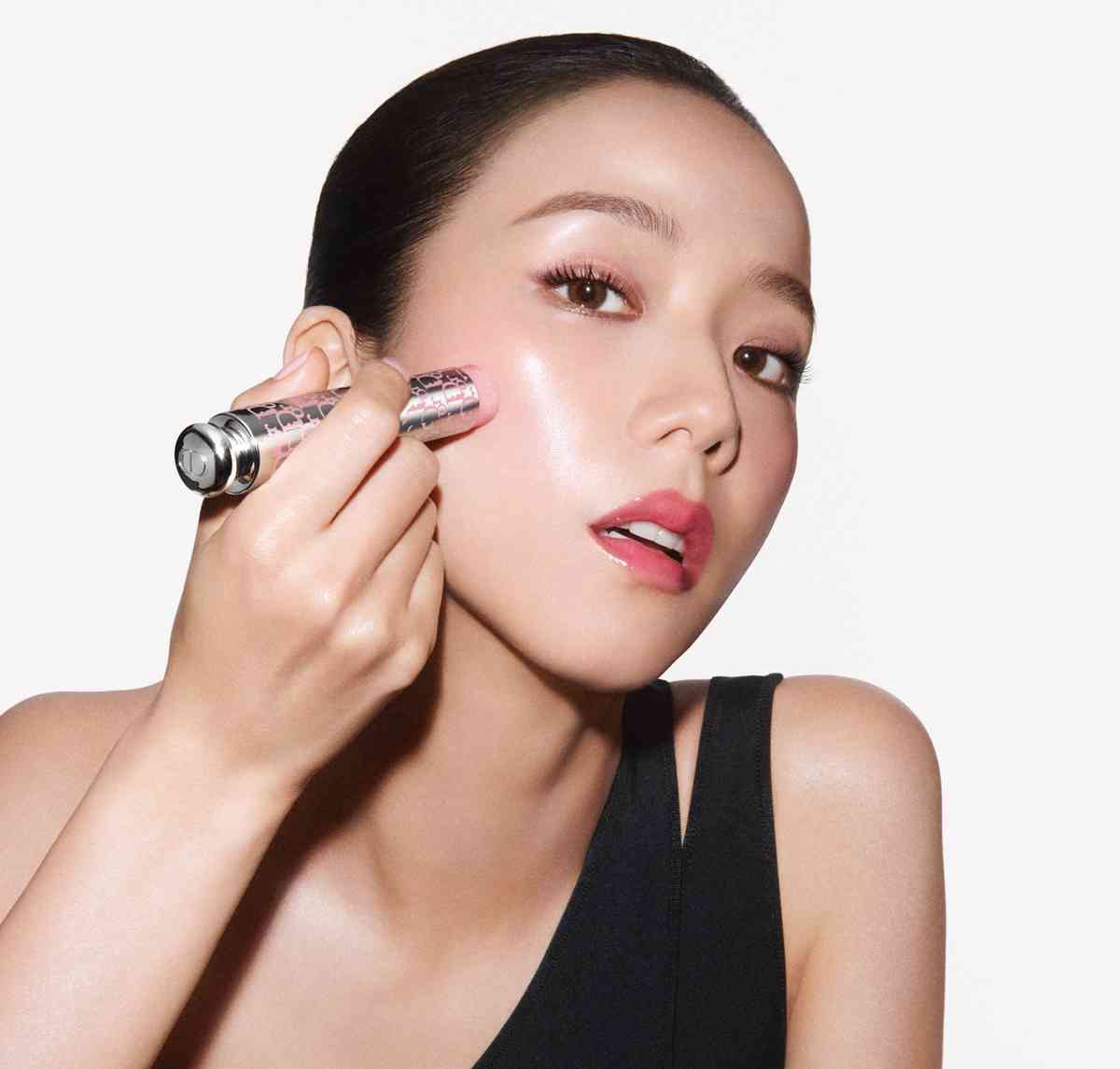 高光胭脂二合一？精選 DIOR 多用途高光棒、M&middot;A&middot;C 柔光透亮胭脂、NARS 原生光亮肌胭脂，為夏日注入滿滿多巴胺