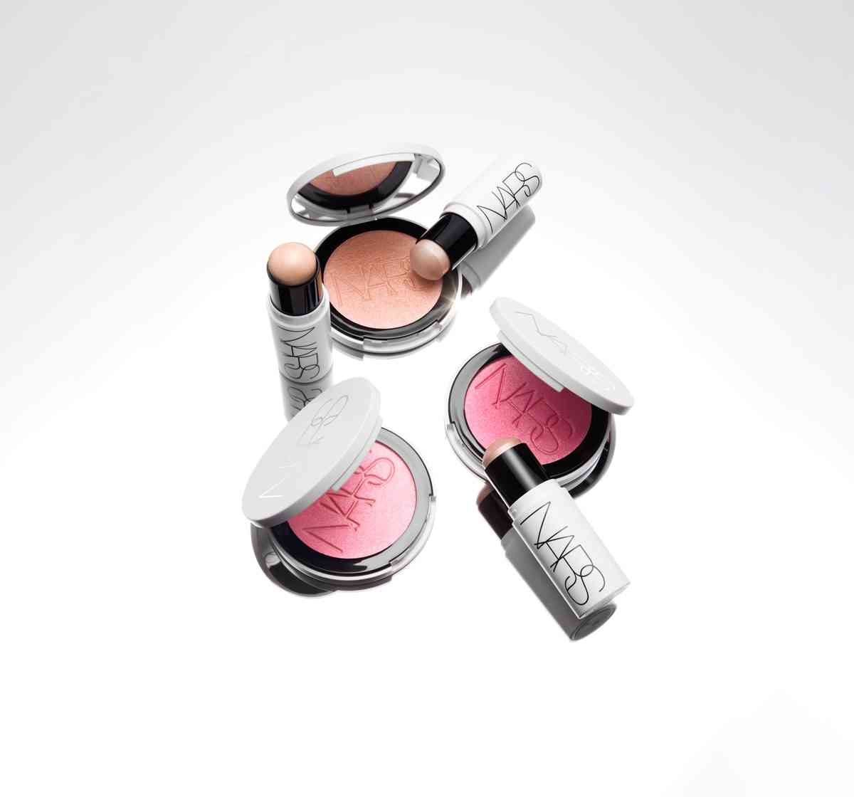 高光胭脂二合一？精選 DIOR 多用途高光棒、M&middot;A&middot;C 柔光透亮胭脂、NARS 原生光亮肌胭脂，為夏日注入滿滿多巴胺