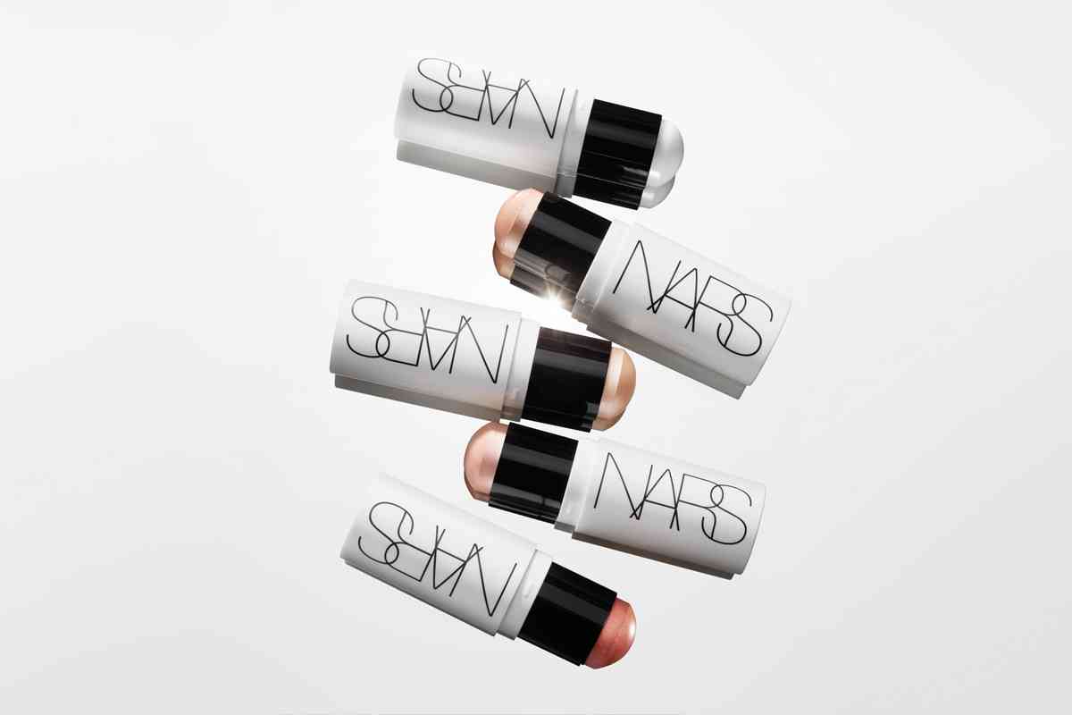 高光胭脂二合一？精選 DIOR 多用途高光棒、M&middot;A&middot;C 柔光透亮胭脂、NARS 原生光亮肌胭脂，為夏日注入滿滿多巴胺