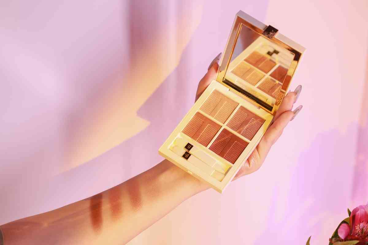 捕捉日落金光：開箱TOM FORD 全新璀璨琉光系列，熱賣四色眼影盤、透亮高光盤、古銅光澤修容盤，交織奢華的微醺金醉